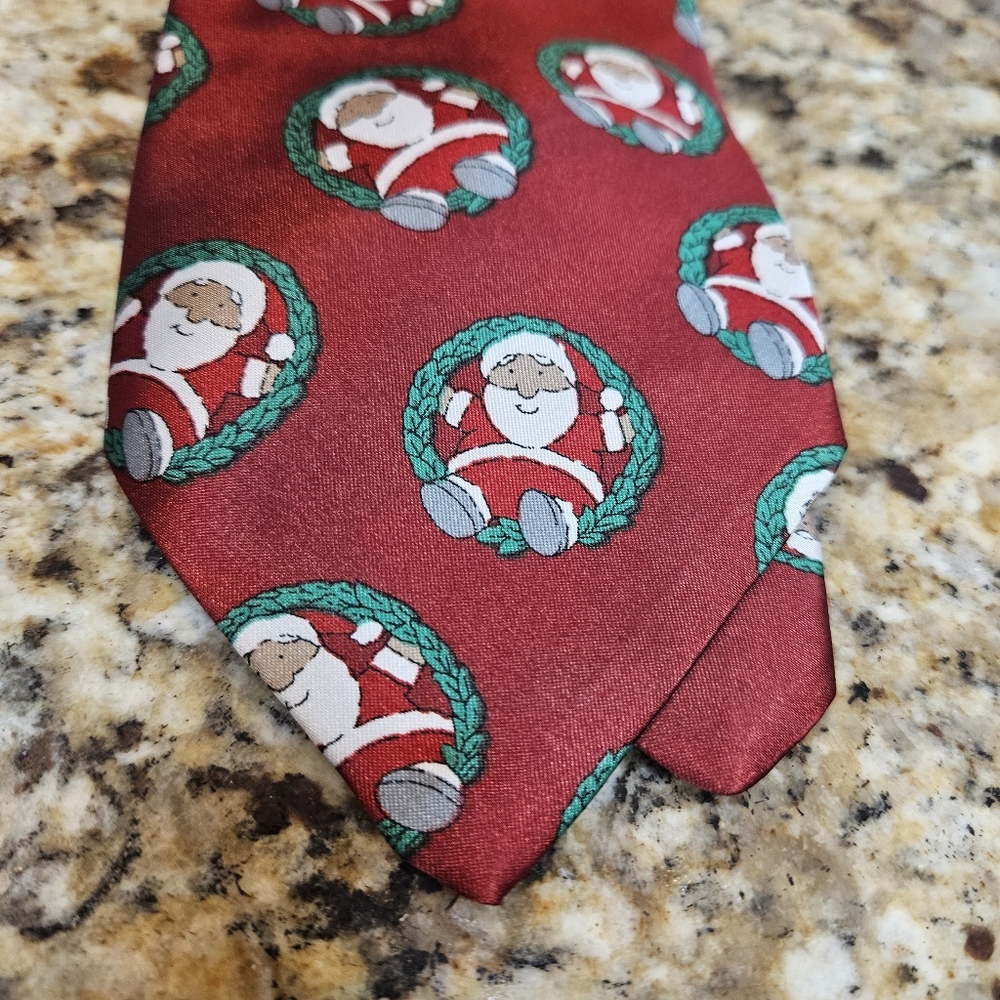 Christmas Tie Santa Wreath Surrey Brand 95% Poly 5% Silk Holiday Festive Tie